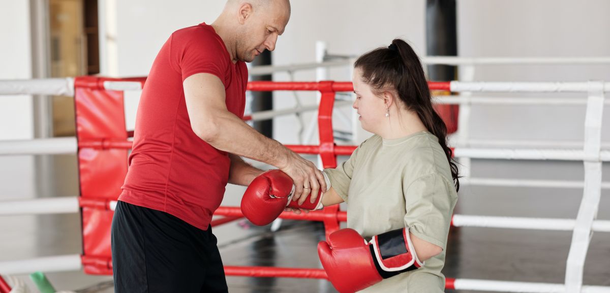 Freizeitassistenz beim Boxtraining