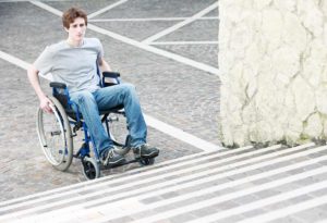 nicht-barrierefrei Rollstuhlfahrer vor Treppe